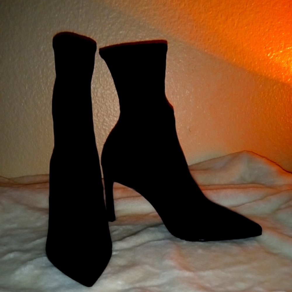 Brand new Stuart Weitzman black pointy toe stiletto heel stretch material size 6